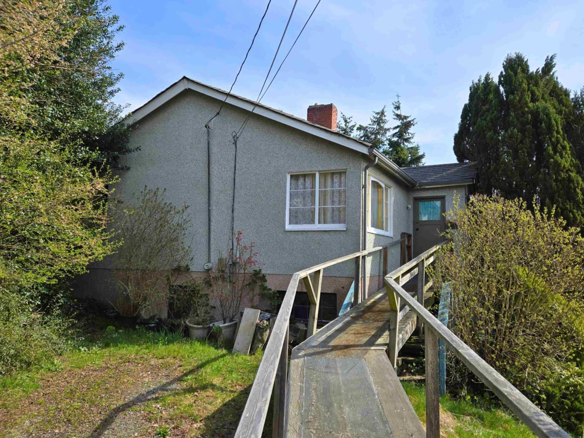 Living Room Photo of 547 N Fletcher Road, Gibsons, BC