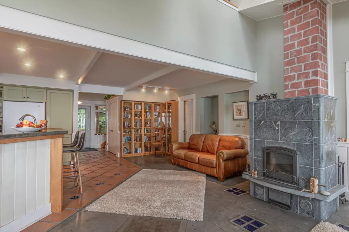 Guest Bathroom Photo of 105 Island Park Drive, Galiano Island, BC