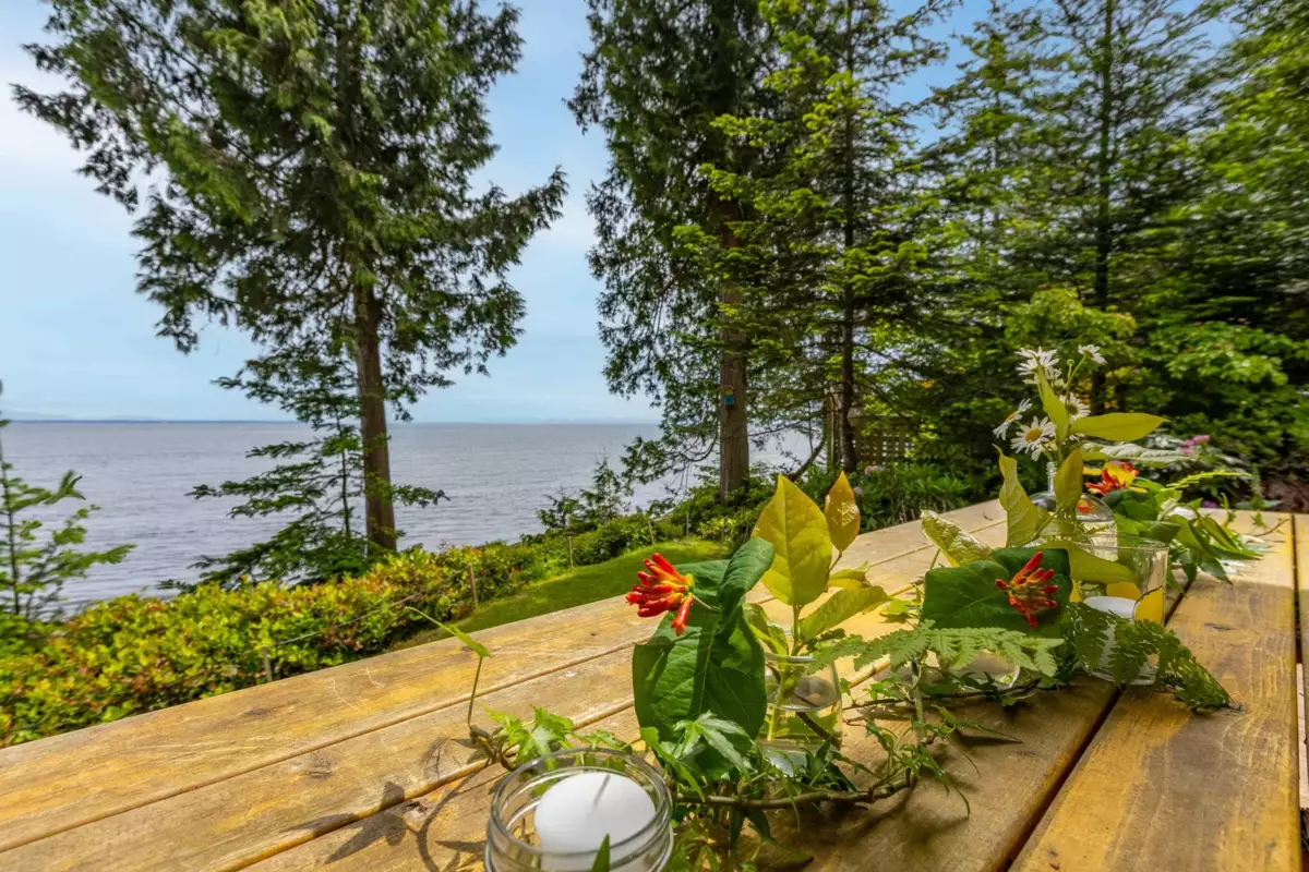 Kitchen Island Photo of 105 Island Park Drive, Galiano Island, BC