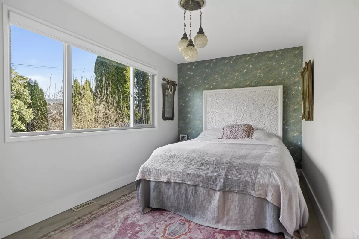 Entry Foyer Photo of 33777 4 Avenue, Mission, BC