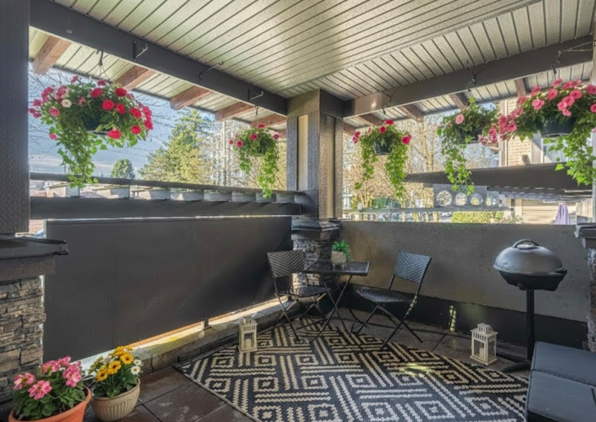 Kitchen Island Photo of 110 1468 St. Andrews Avenue, North Vancouver, BC
