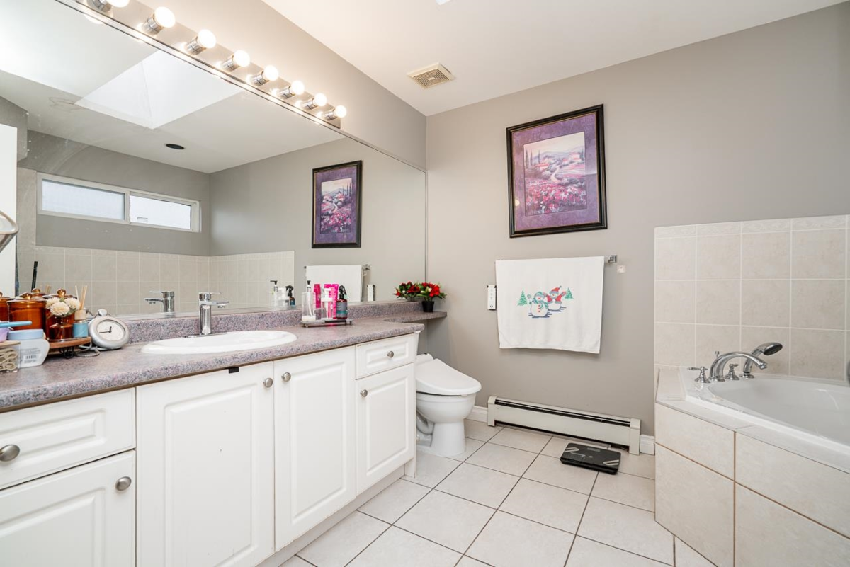 Entry Foyer Photo of 14532 84 Avenue, Surrey, BC