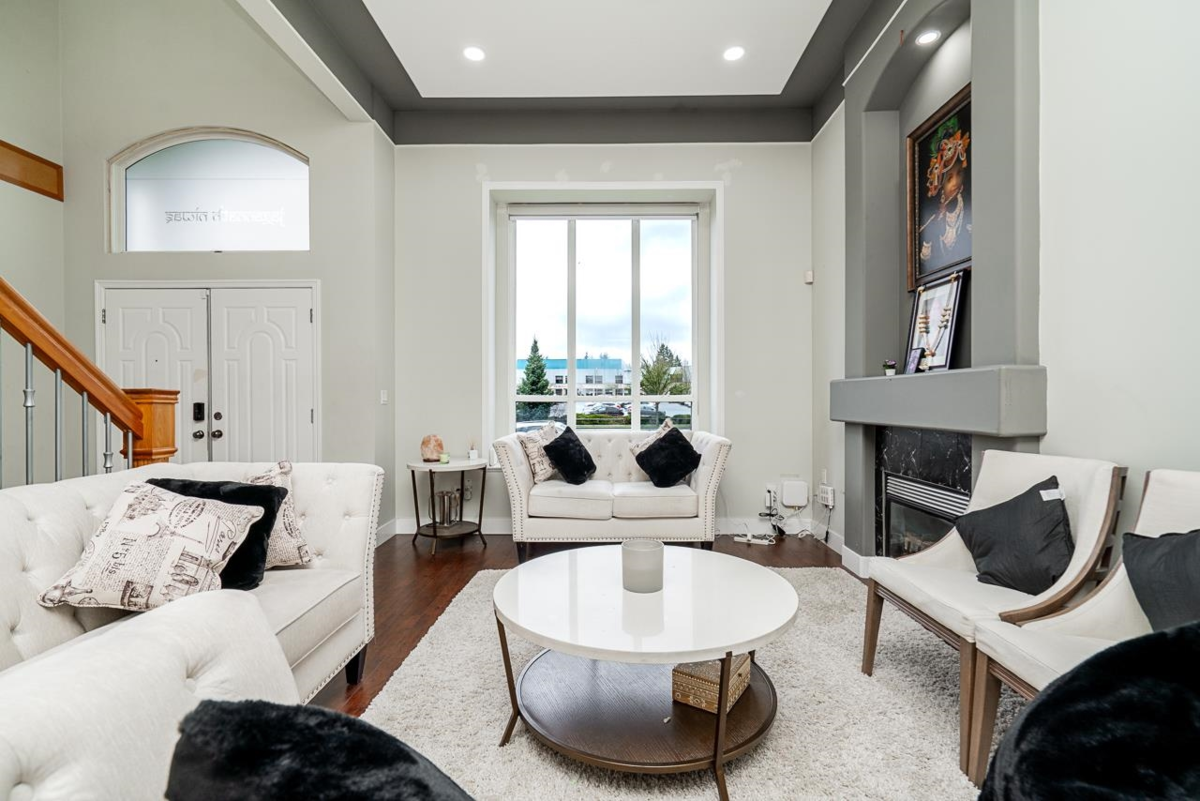 Kitchen Island Photo of 14532 84 Avenue, Surrey, BC