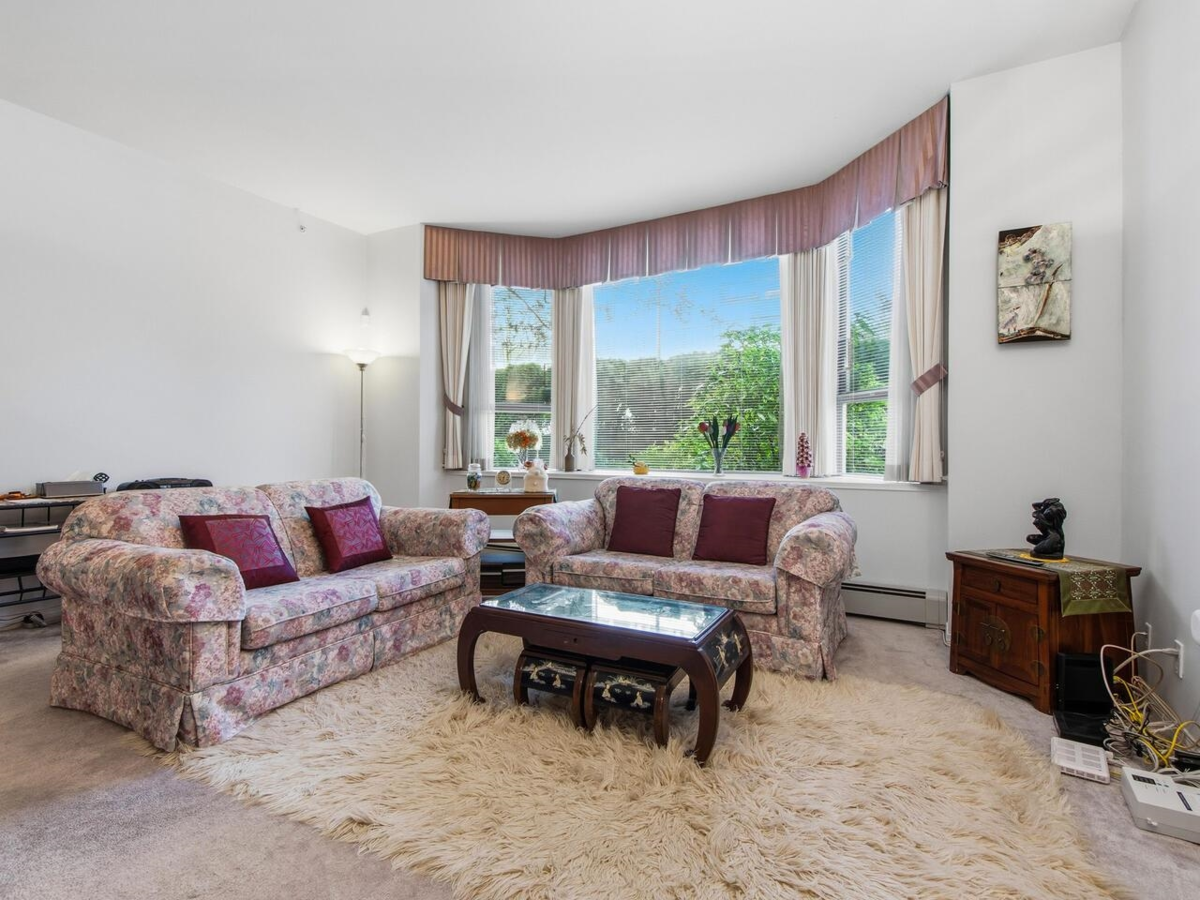 Living Room Photo of 101 2108 W 38th Avenue, Vancouver, BC