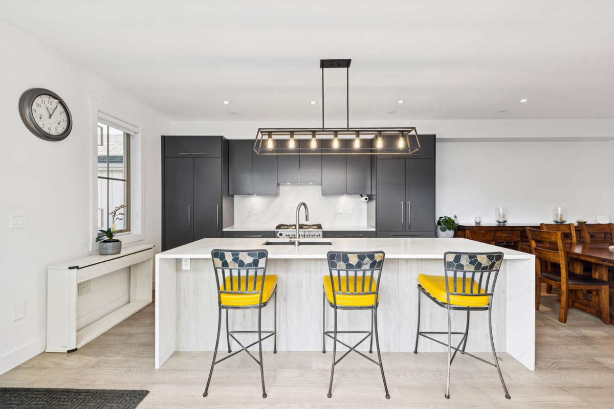 Walk-In Closet Photo of 387 Ridge Street, Tsawwassen, BC