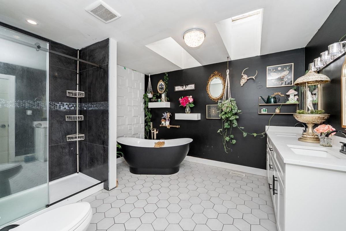 Guest Bathroom Photo of 28204 108th Avenue, Maple Ridge, BC