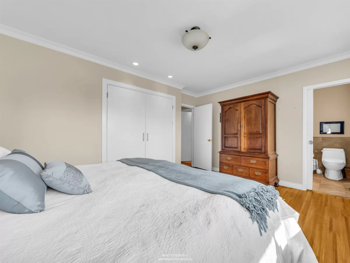 Walk-In Closet Photo of 1202 Bracknell Crescent, North Vancouver, BC