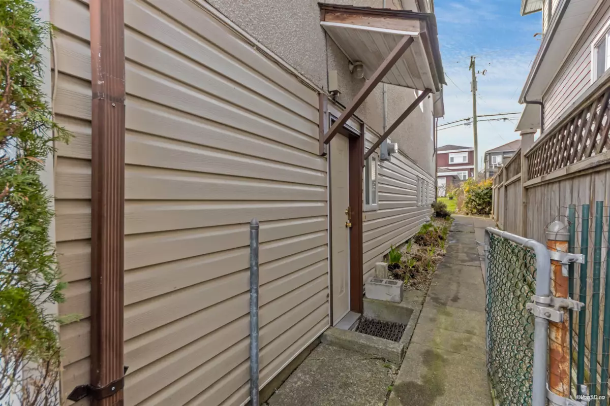 Hallway Photo of 5871 Argyle Street, Vancouver, BC