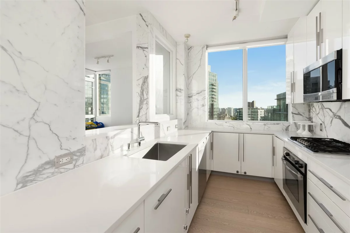 Walk-In Closet Photo of 3501 1328 W Pender Street, Vancouver, BC