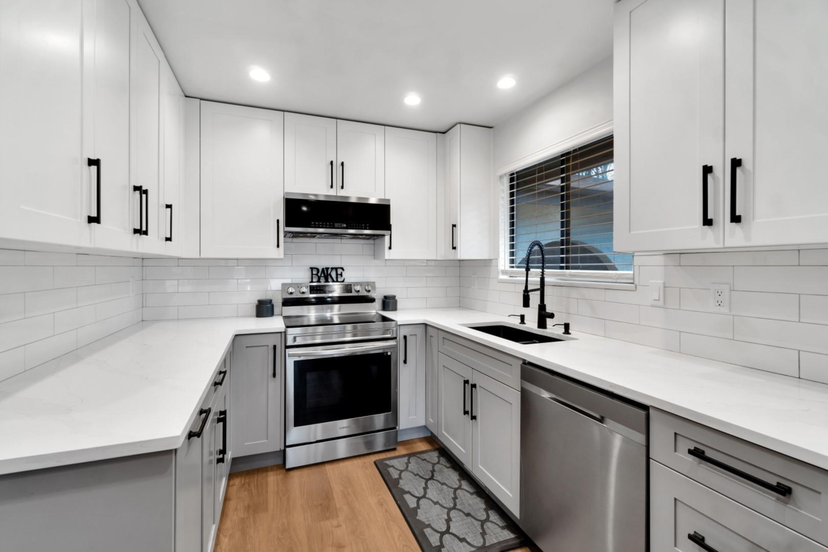 Breakfast Nook Photo of 11426 141a Street, Surrey, BC