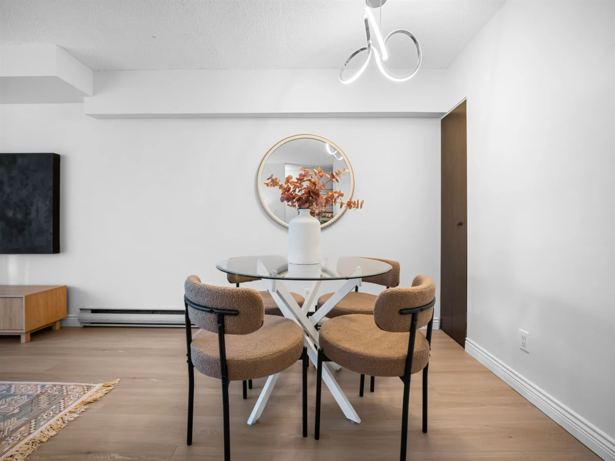 Kitchen Island Photo of 313 975 E Broadway, Vancouver, BC