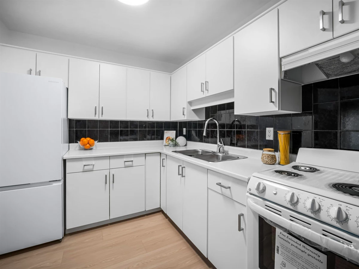 Primary Bathroom Photo of 313 975 E Broadway, Vancouver, BC