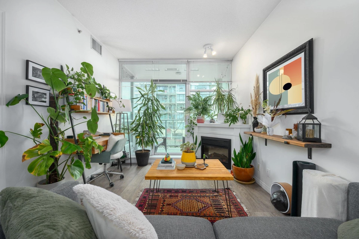 Dining Area Photo of 405 168 E Esplanade, North Vancouver, BC