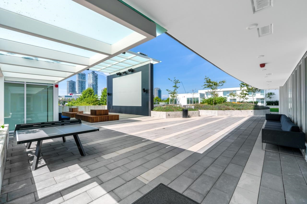 Kitchen Island Photo of 906 13685 102 Avenue, Surrey, BC