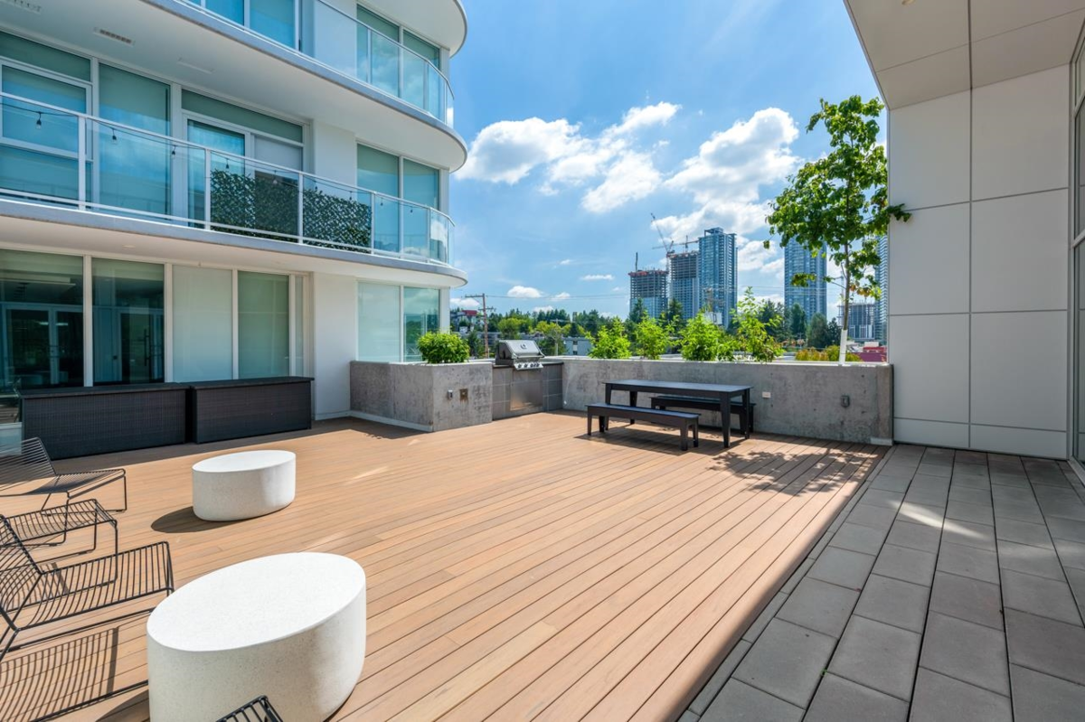 Kitchen Photo of 906 13685 102 Avenue, Surrey, BC