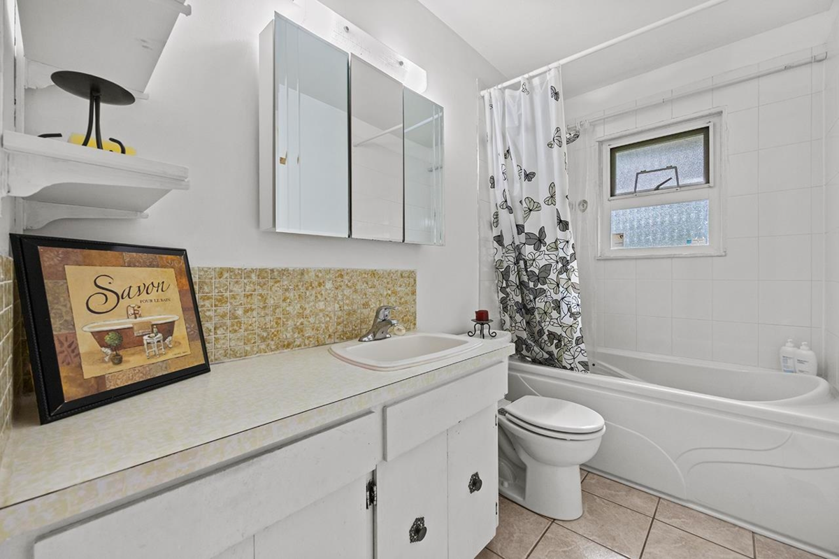 Guest Bathroom Photo of 2580 Patricia Avenue, Port Coquitlam, BC