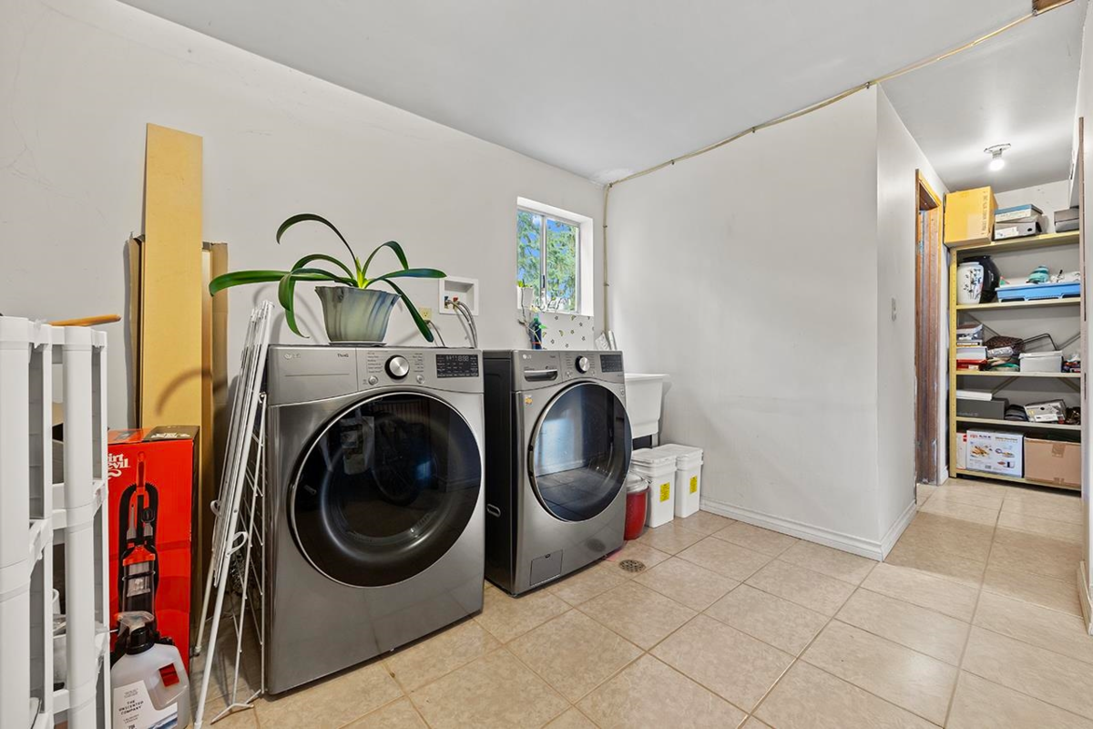 Hallway Photo of 2580 Patricia Avenue, Port Coquitlam, BC