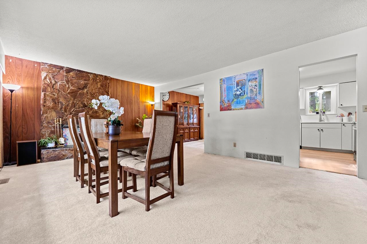 Kitchen Island Photo of 2580 Patricia Avenue, Port Coquitlam, BC