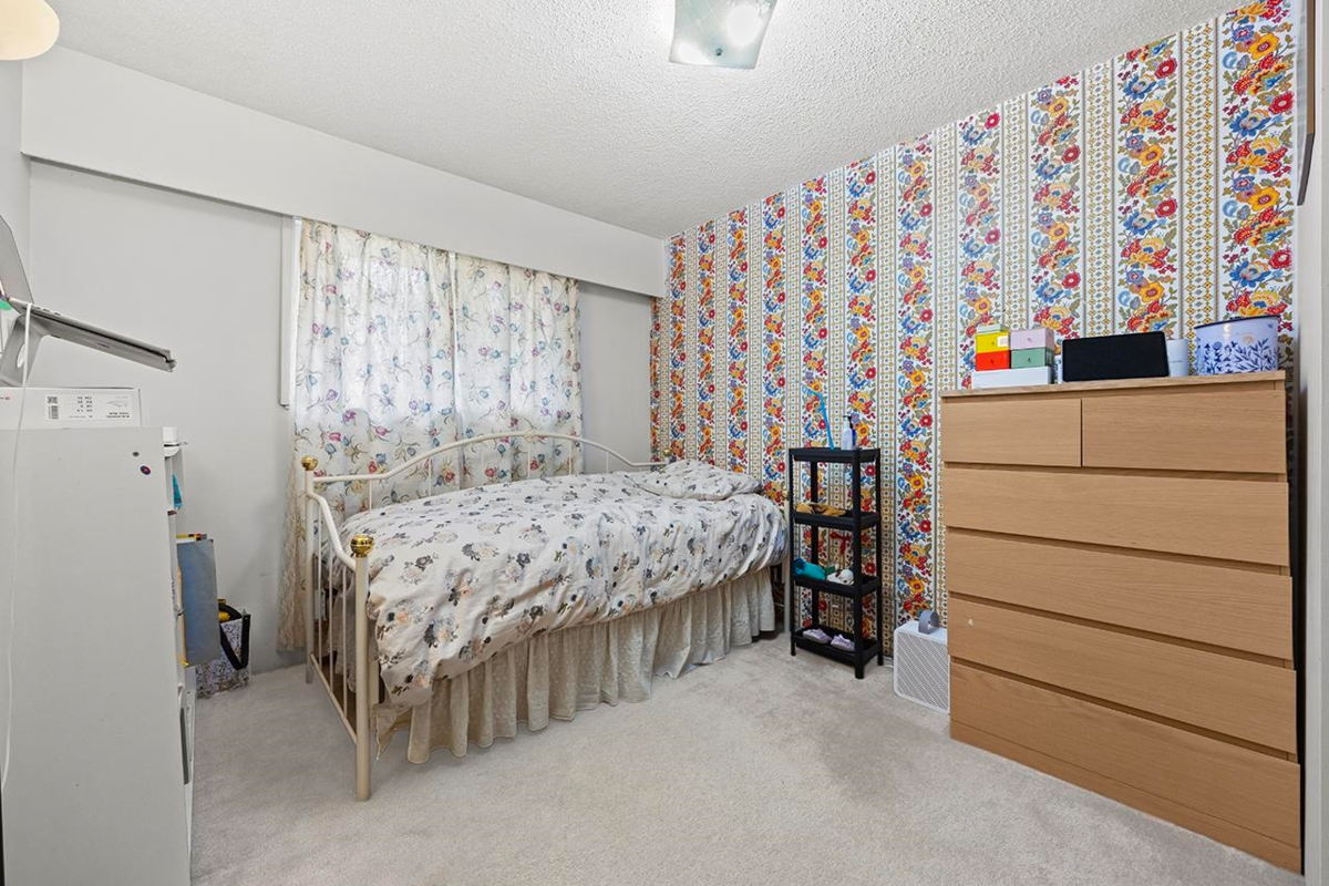 Walk-In Closet Photo of 2580 Patricia Avenue, Port Coquitlam, BC