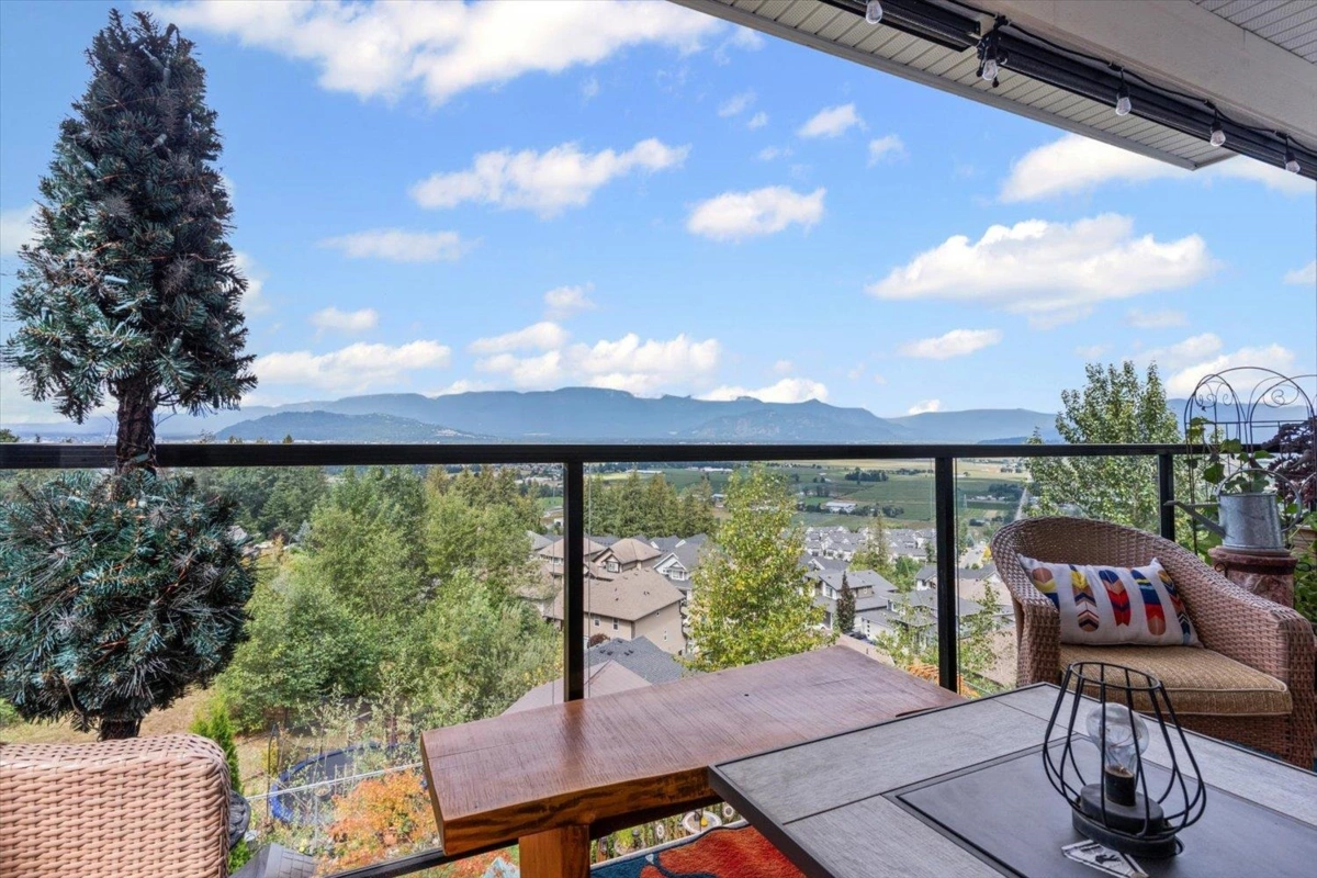 Entry Foyer Photo of 47215 Sylvan Drive, Chilliwack, BC