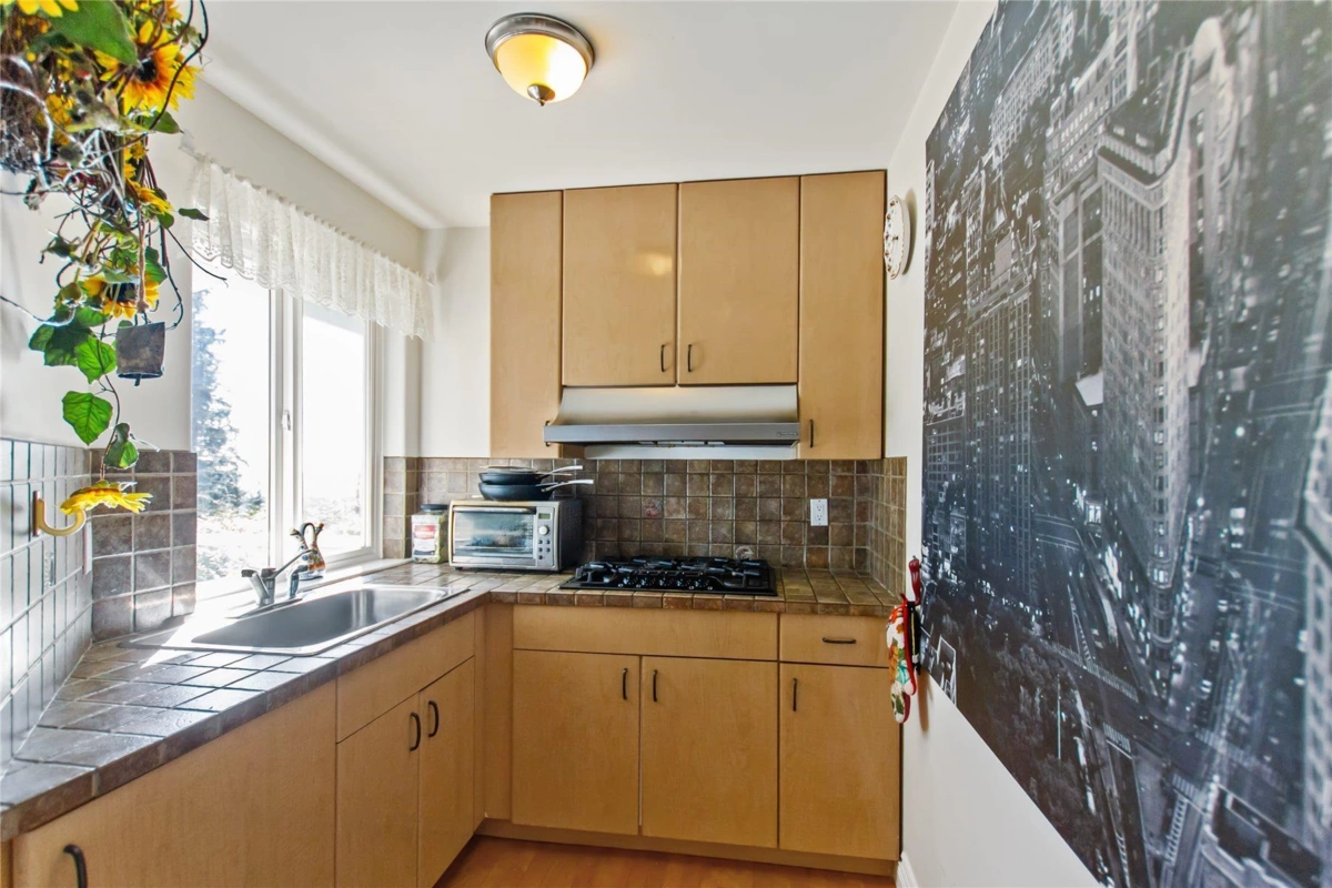 Walk-In Closet Photo of 3866 Michener Way, North Vancouver, BC