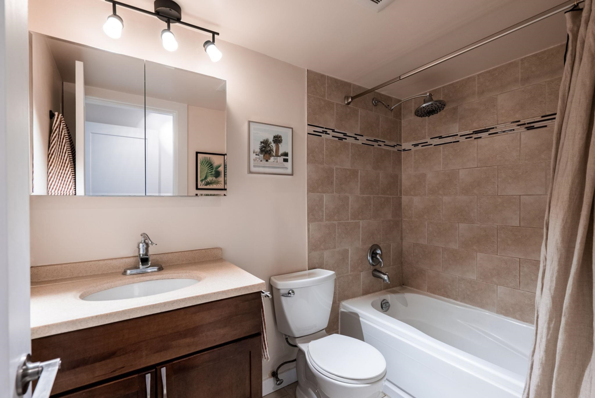 Entry Foyer Photo of 201 1429 William Street, Vancouver, BC