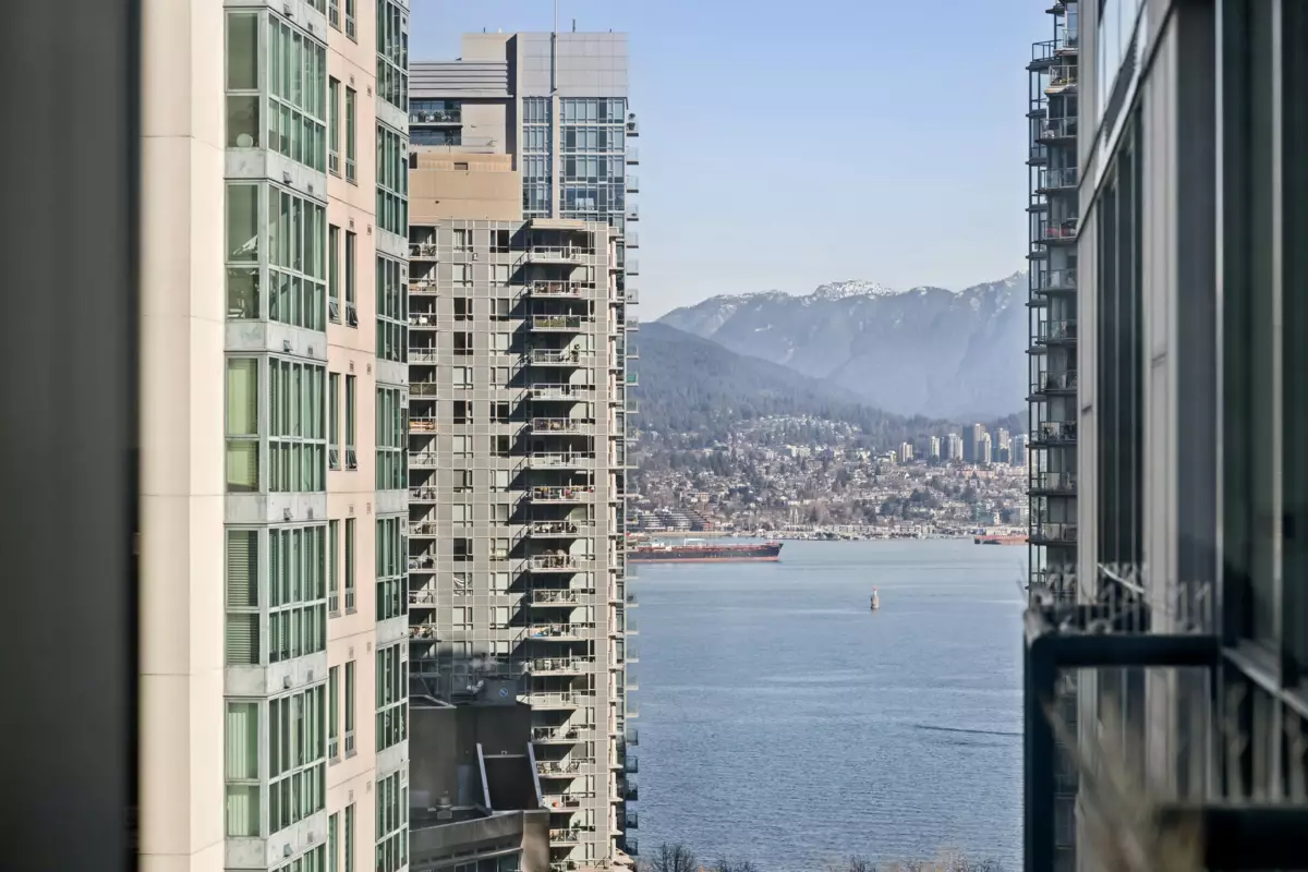 Walk-In Closet Photo of 1605 1239 W Georgia Street, Vancouver, BC