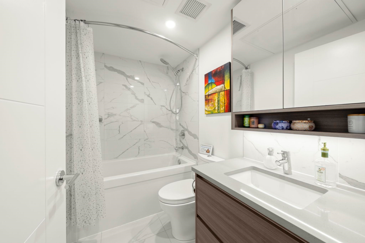 Kitchen Island Photo of 1705 823 Carnarvon Street, New Westminster, BC