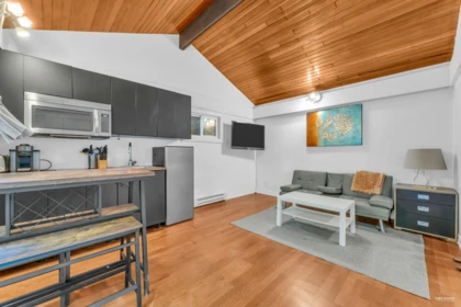 Entry Foyer Photo of 5325 Marine Drive, West Vancouver, BC