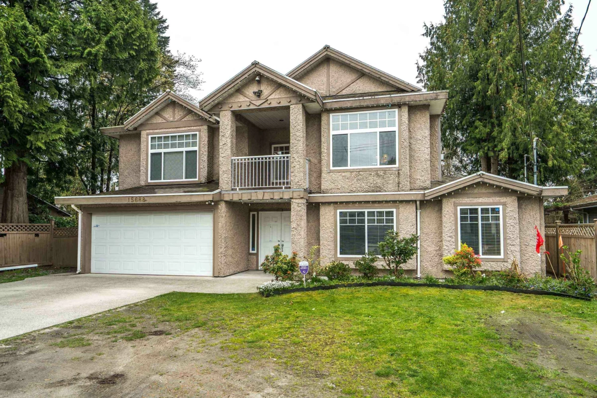 Living Room Photo of 15688 88 Avenue, Surrey, BC