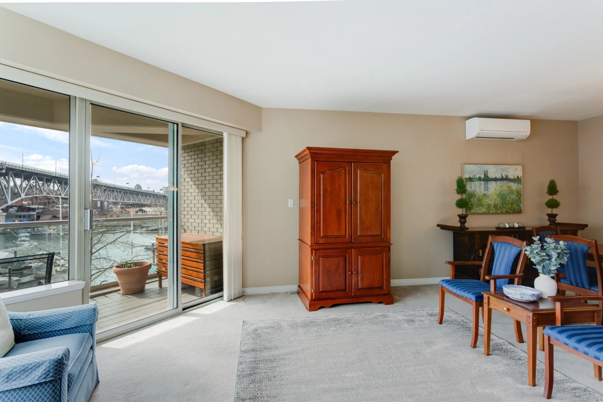 Dining Area Photo of 504 1600 Hornby Street, Vancouver, BC