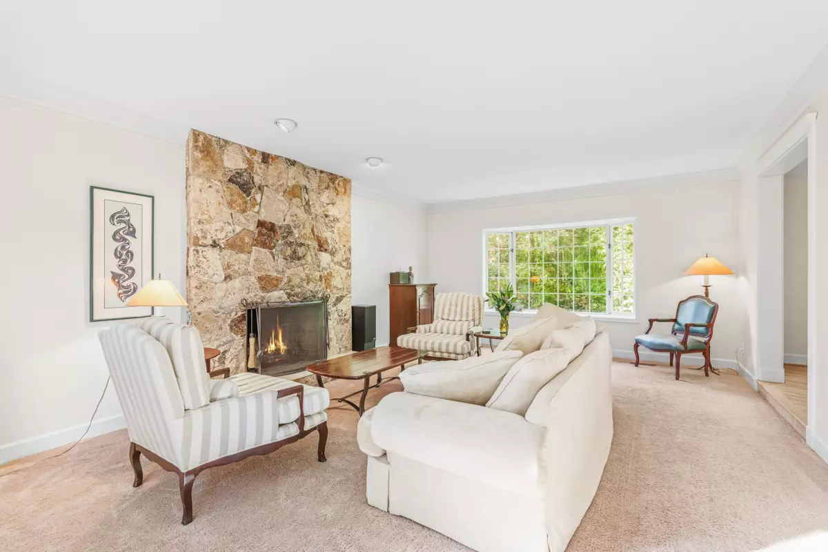 Living Room Photo of 5219 Headland Drive, West Vancouver, BC