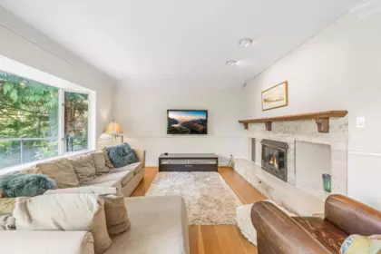 Kitchen Island Photo of 5219 Headland Drive, West Vancouver, BC