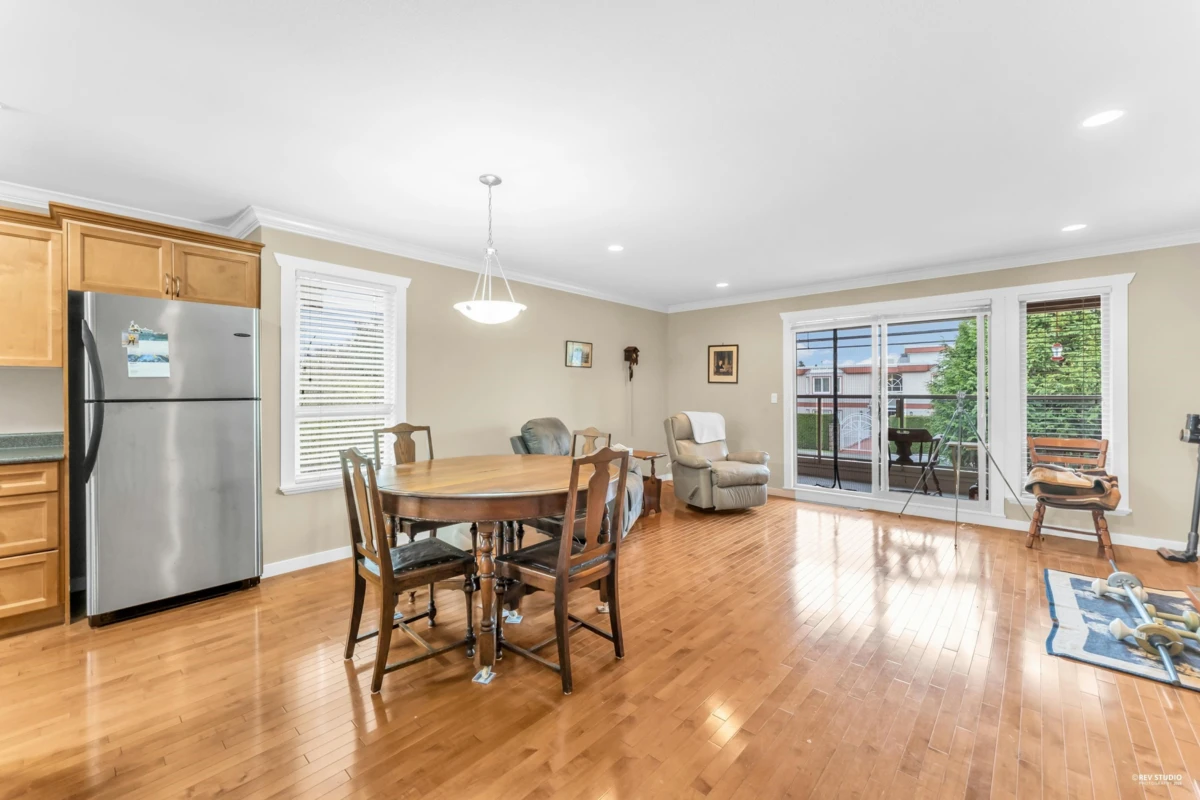 Dining Area Photo of 4 14921 Thrift Avenue, White Rock, BC