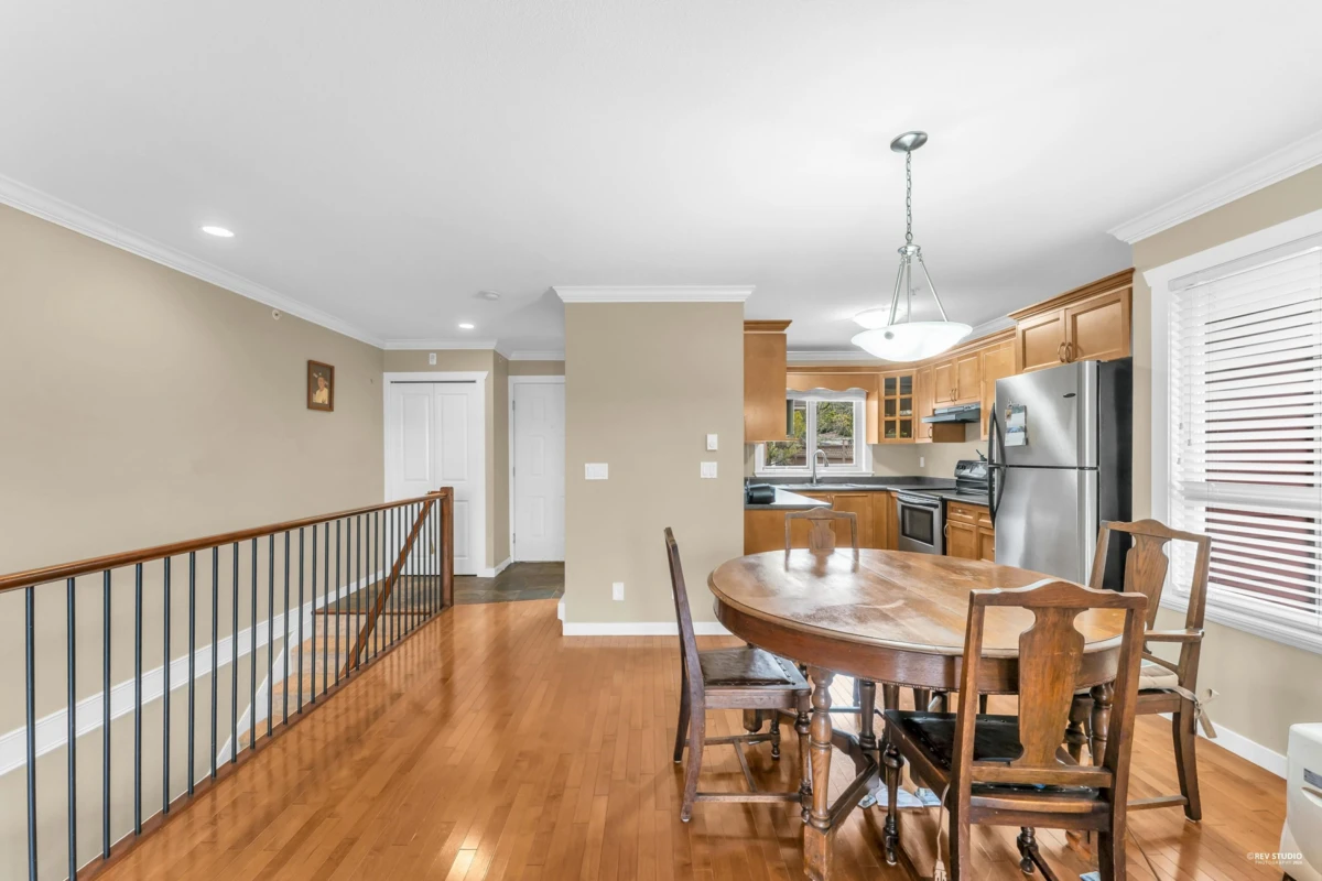 Family Room Photo of 4 14921 Thrift Avenue, White Rock, BC