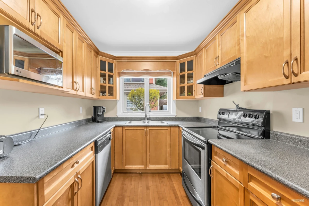 Living Room Photo of 4 14921 Thrift Avenue, White Rock, BC