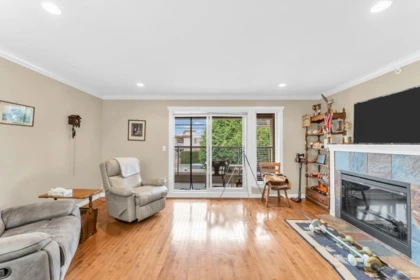 Kitchen Island Photo of 4 14921 Thrift Avenue, White Rock, BC