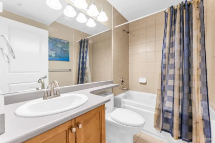 Walk-In Closet Photo of 4 14921 Thrift Avenue, White Rock, BC