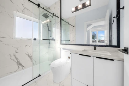 Hot Tub / Spa Photo of 1548 E 41st Avenue, Vancouver, BC