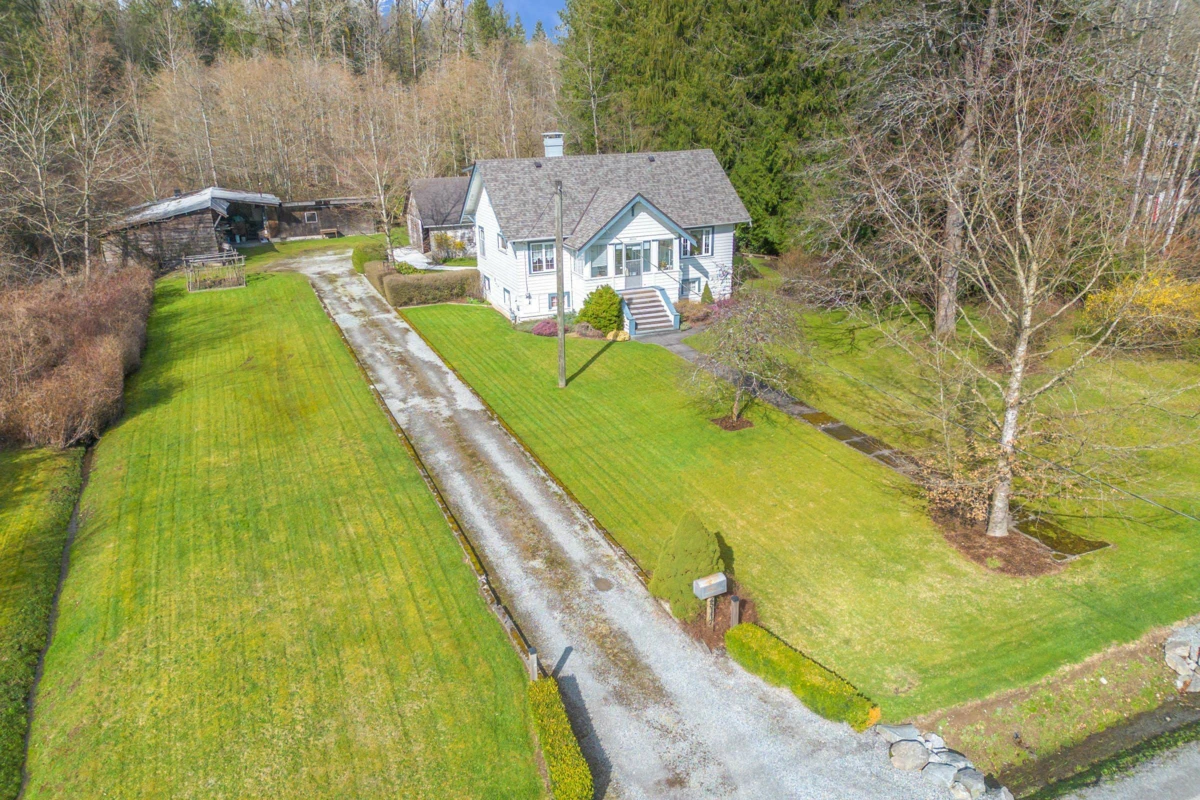 Living Room Photo of 25117 Dewdney Trunk Road, Maple Ridge, BC