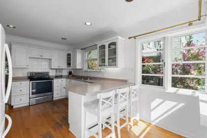 Kitchen Island Photo of 1478 Haywood Avenue, West Vancouver, BC