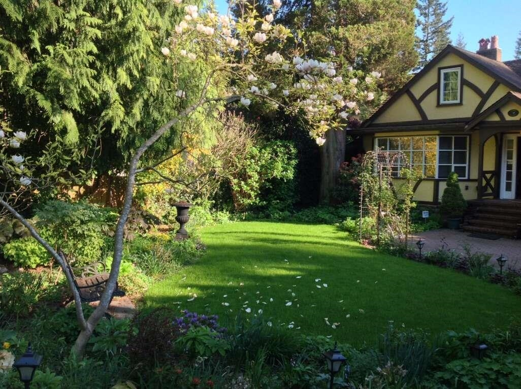 Family Room Photo of 5692 Marine Drive, West Vancouver, BC