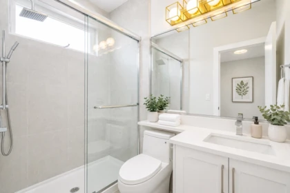 Primary Bathroom Photo of 16548 22 Avenue, Surrey, BC
