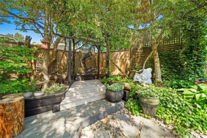 Hallway Photo of 609 Lidster Place, New Westminster, BC