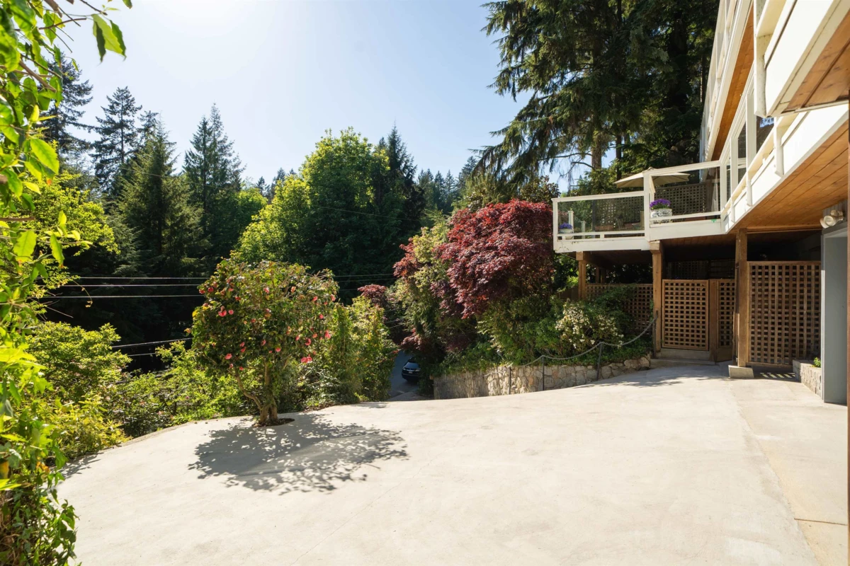 Living Room Photo of 3897 Bayridge Avenue, West Vancouver, BC