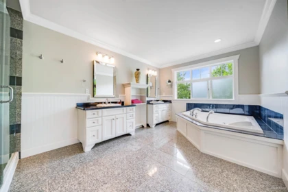 Entry Foyer Photo of 16383 High Park Avenue, Surrey, BC