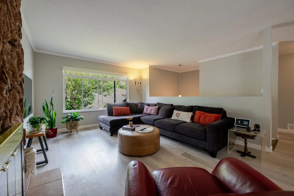 Family Room Photo of 14976 98a Avenue, Surrey, BC