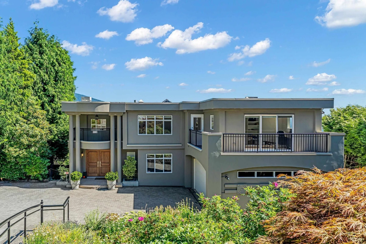 Exterior Front Photo of 574 St. Andrews Place, West Vancouver, BC