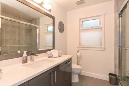 Entry Foyer Photo of 8099 148a Street, Surrey, BC