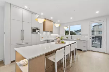 Kitchen Island Photo of 2 4963 Chester Street, Vancouver, BC